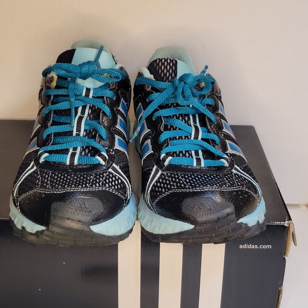 Tennis shoes
